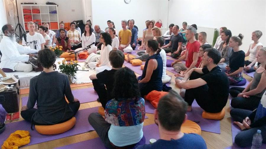 Shri Yogi Hari Satsang at Sampoorna Yoga Studio Brussels